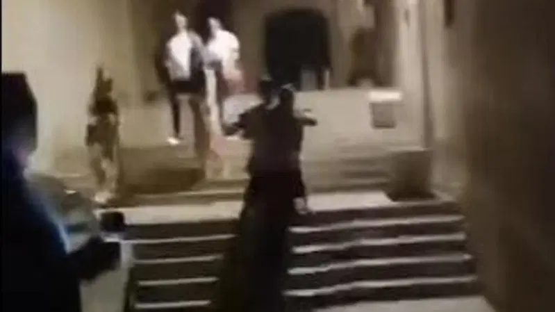 Bitonto: impennano sulle scale del teatro storico, denunciati due motociclisti
