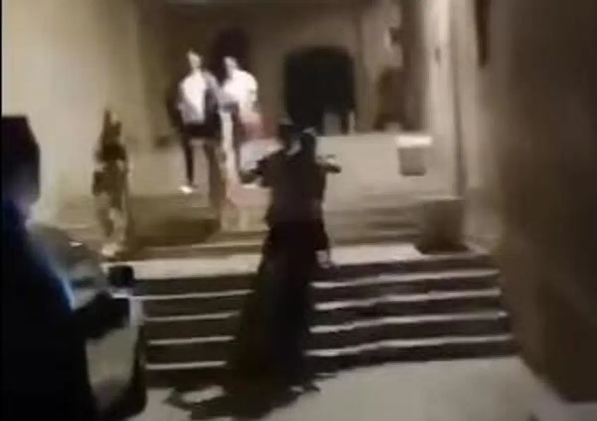 Bitonto: impennano sulle scale del teatro storico, denunciati due motociclisti