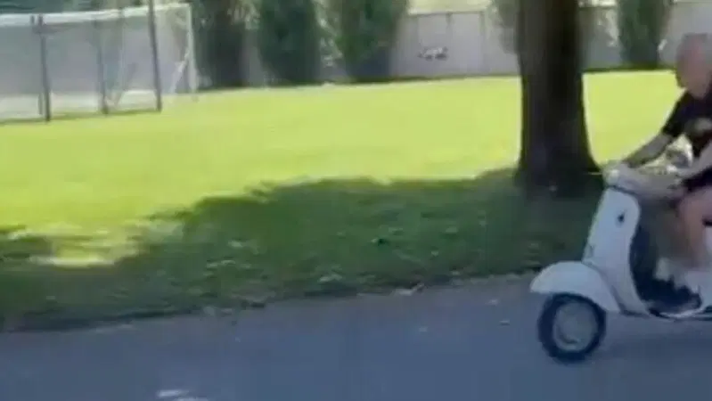 Jose Mourinho in Vespa come nel murales