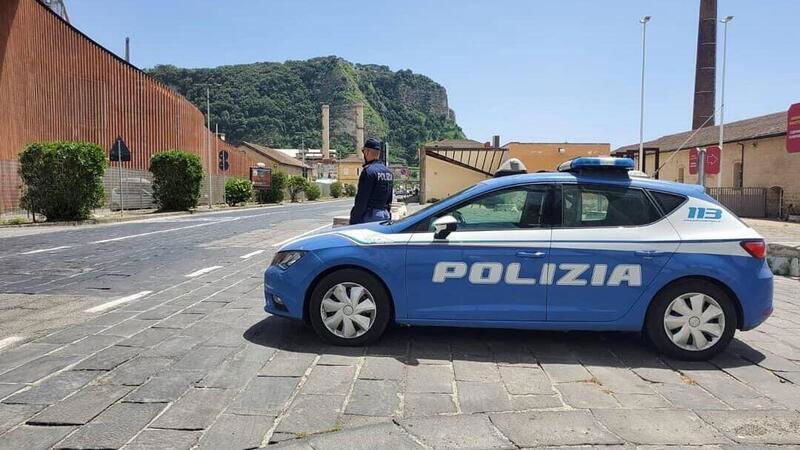 Napoli: scappa contromano all&#039;alt della polizia, nella moto aveva 5 orologi