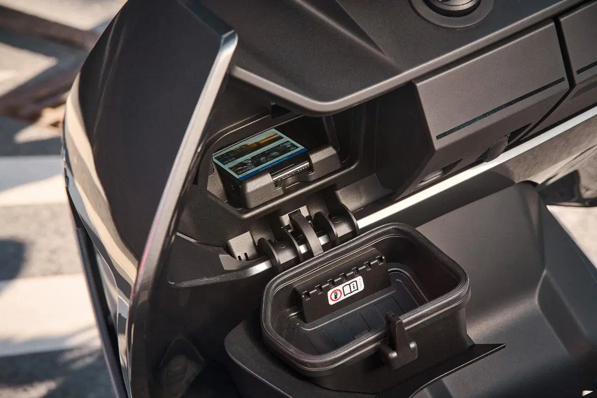 Nuovo BMW CE 04: rivoluzione silenziosa (2)