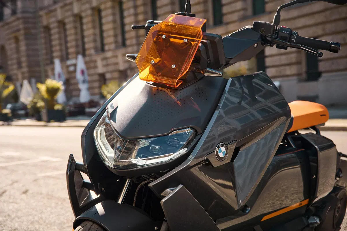 Nuovo BMW CE 04: rivoluzione silenziosa (7)