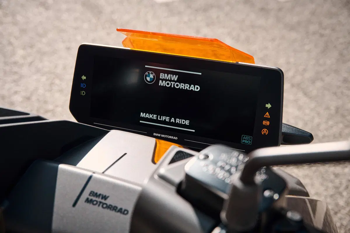 Nuovo BMW CE 04: rivoluzione silenziosa (8)