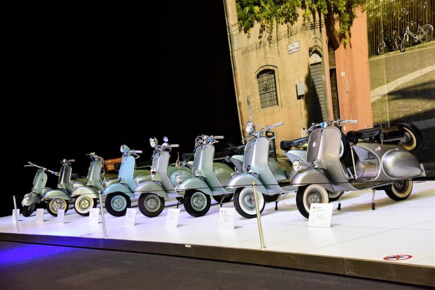 Anche l'Autoworld di Bruxelles celebra i 75 anni di Vespa 