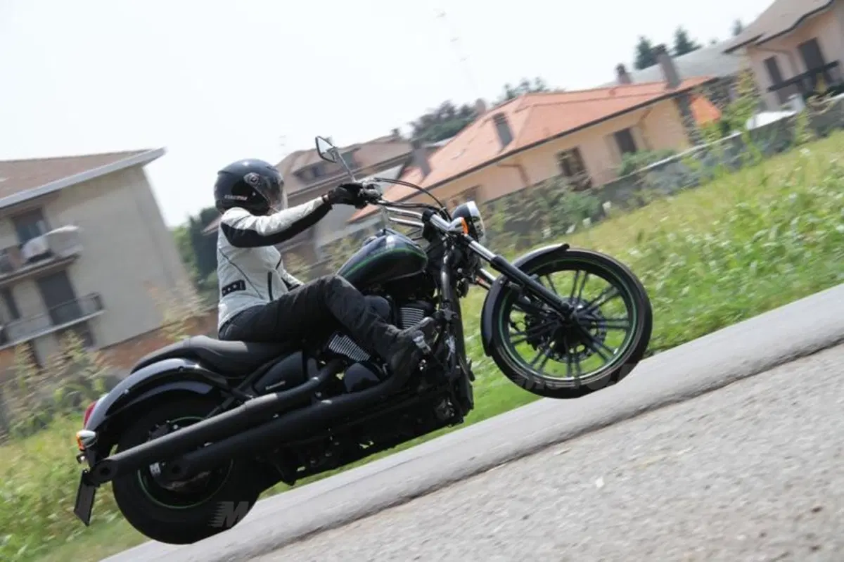 Kawasaki VN 900 Custom  (2)