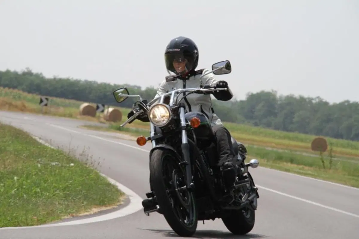 Kawasaki VN 900 Custom  (3)