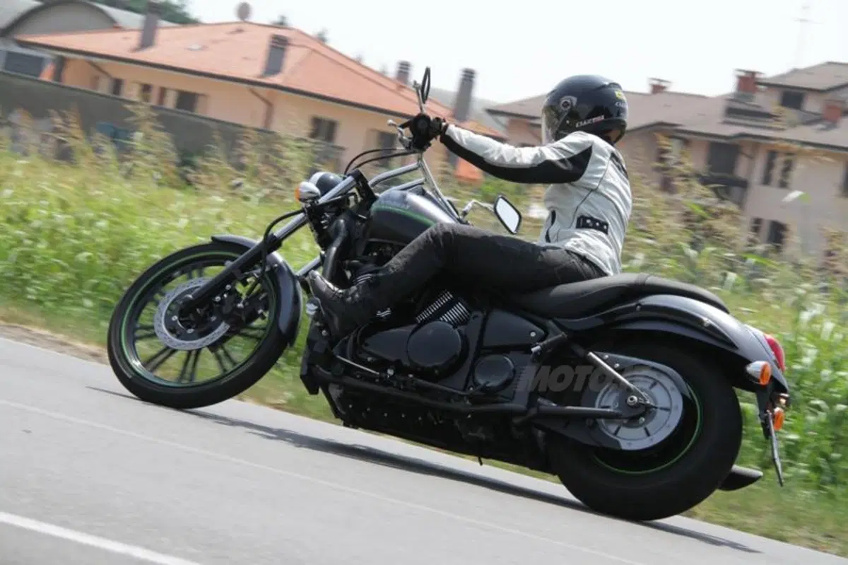 Kawasaki VN 900 Custom  (4)