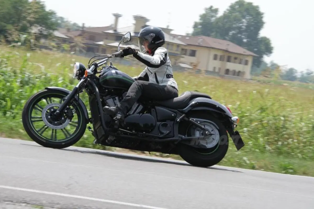 Kawasaki VN 900 Custom  (5)