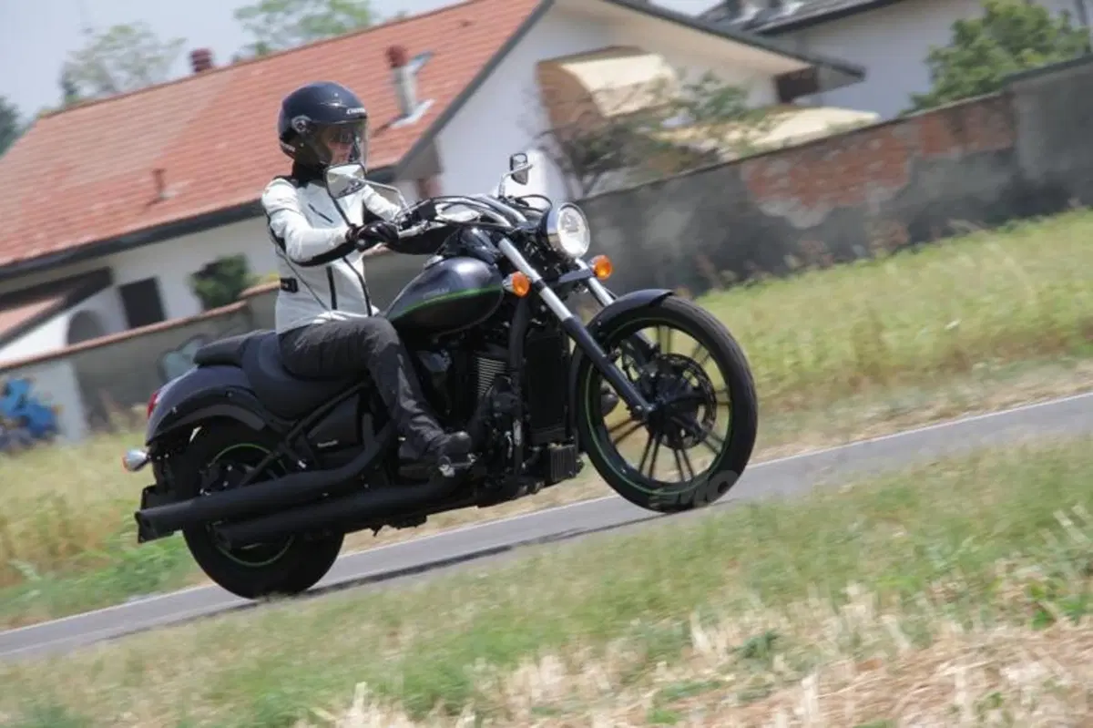 Kawasaki VN 900 Custom  (7)
