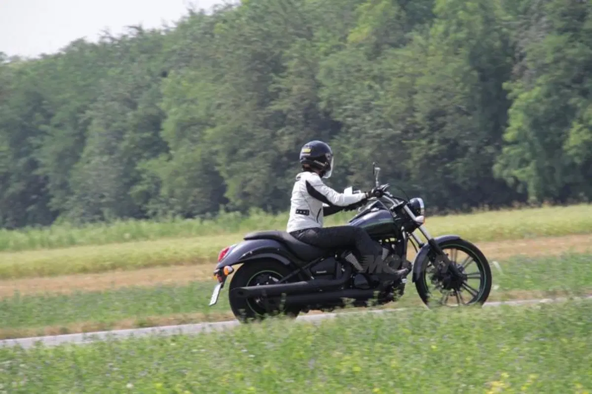 Kawasaki VN 900 Custom  (8)