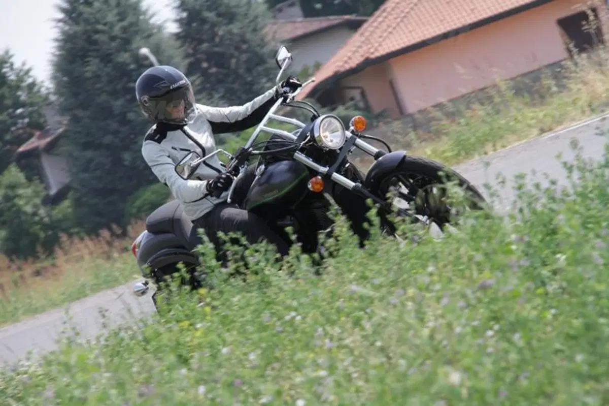 Kawasaki VN 900 Custom  (9)