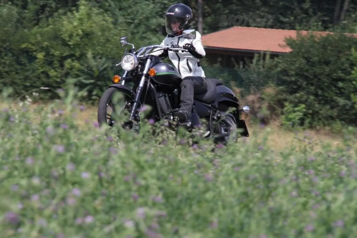 Kawasaki VN 900 Custom  (12)