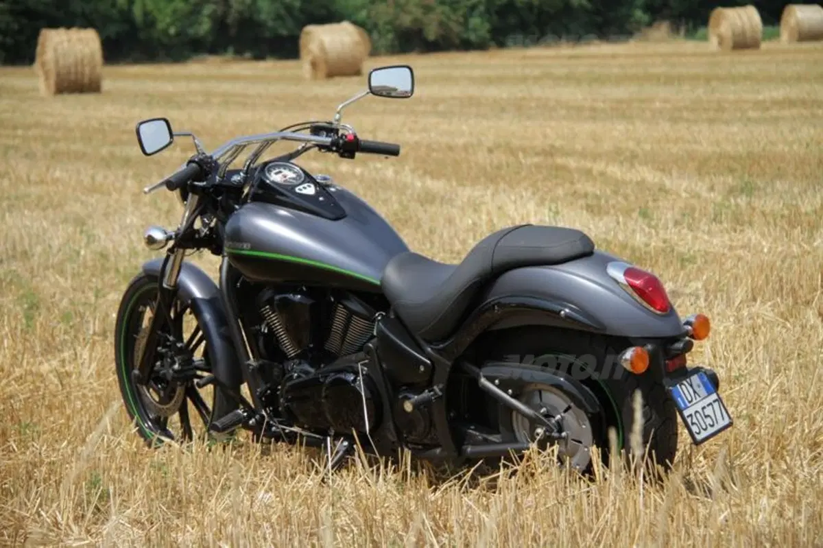 Kawasaki VN 900 Custom  (20)