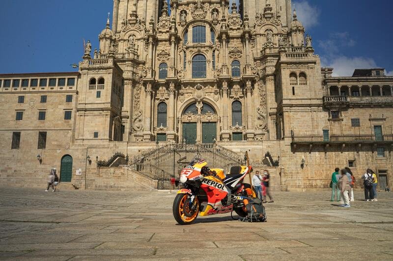 La moto di Marquez, dalla pista al Cammino di Santiago