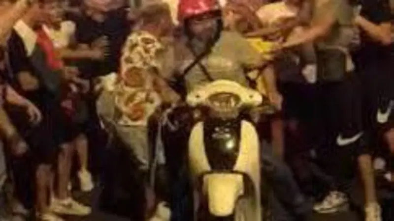 Cagliari, parla il rider assalito durante i festeggiamenti dell'Italia: "Far festa ci sta. Ma non capisco la violenza"