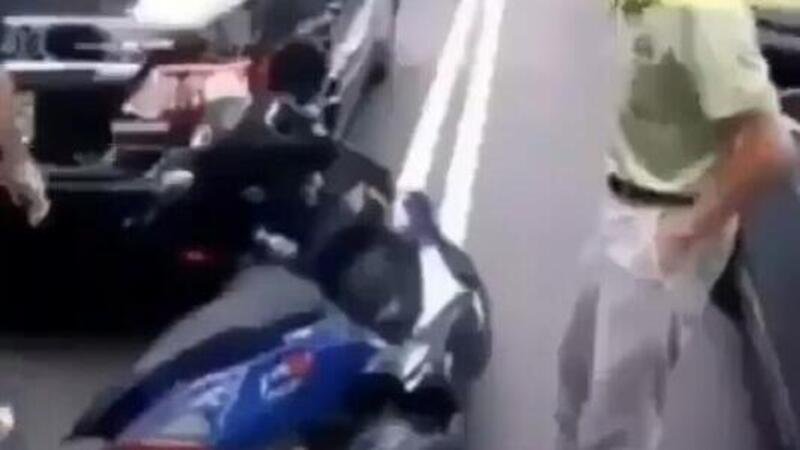 Il peggior automobilista da incontrare mentre sei con lo scooter nel traffico [VIDEO]