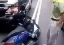 Il peggior automobilista da incontrare mentre sei con lo scooter nel traffico [VIDEO]