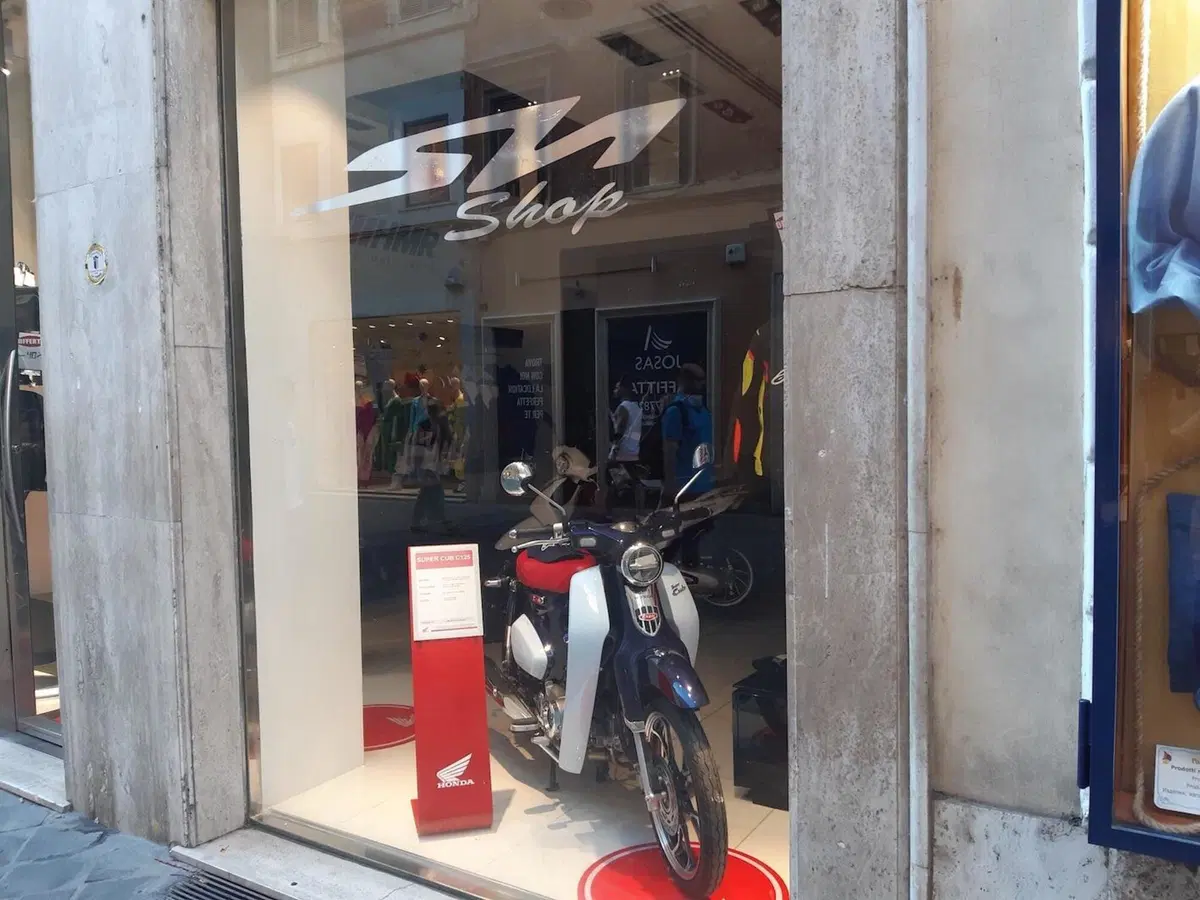 SH Shop: Honda nel salotto buono di Roma (4)