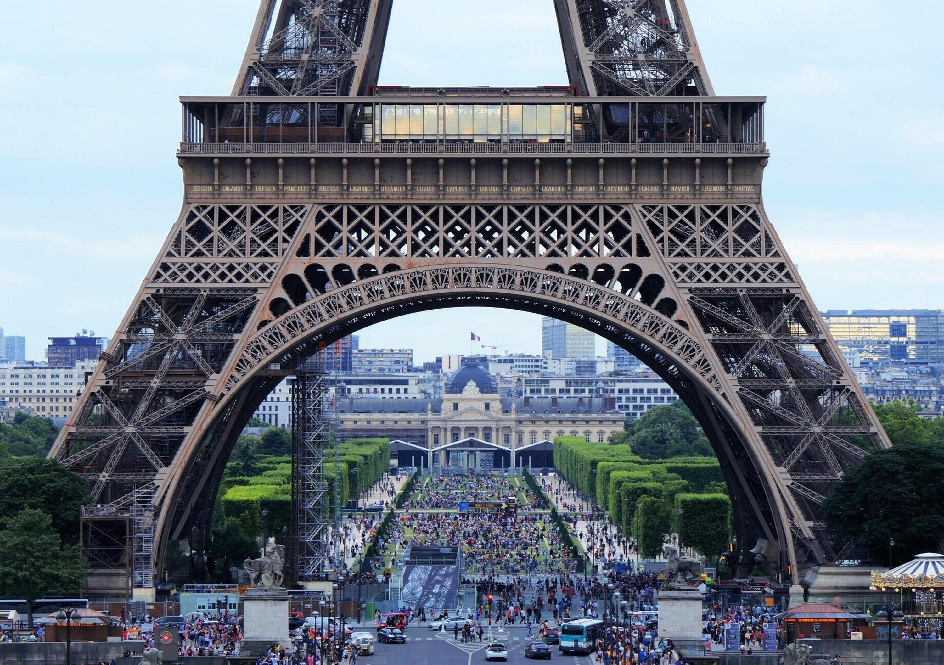 Parigi limita a 30 km/h la velocit&agrave; per auto e moto 