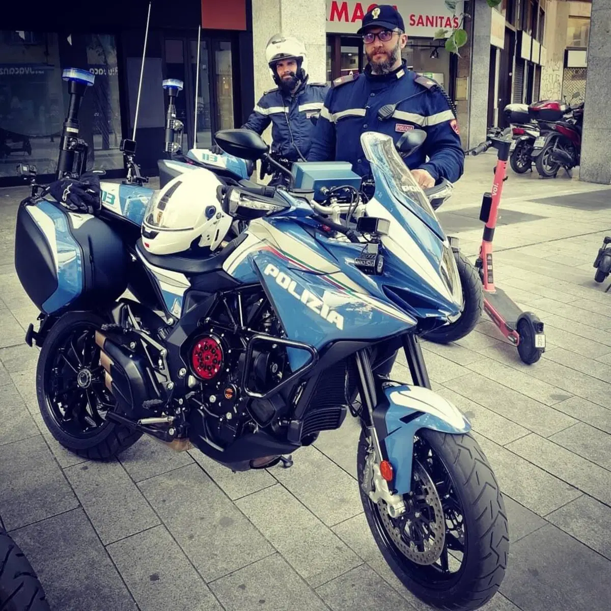 Polizia in azione! Con loro a sirene accese in emergenza a Milano: la vita delle Nibbio