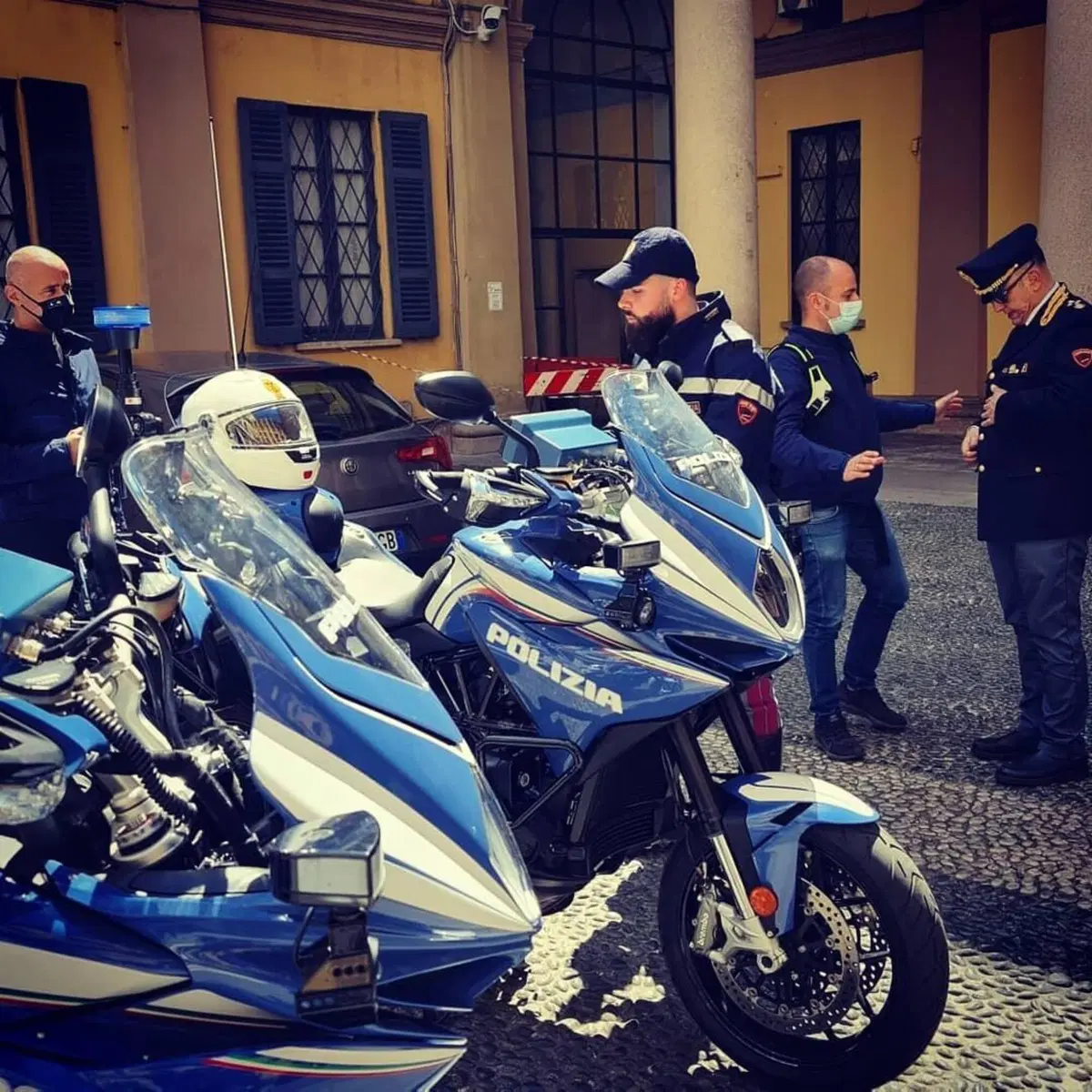 Polizia in azione! Con loro a sirene accese in emergenza a Milano: la vita delle Nibbio (2)