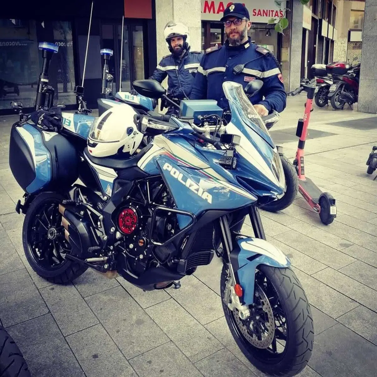 Polizia in azione! Con loro a sirene accese in emergenza a Milano: la vita delle Nibbio (5)