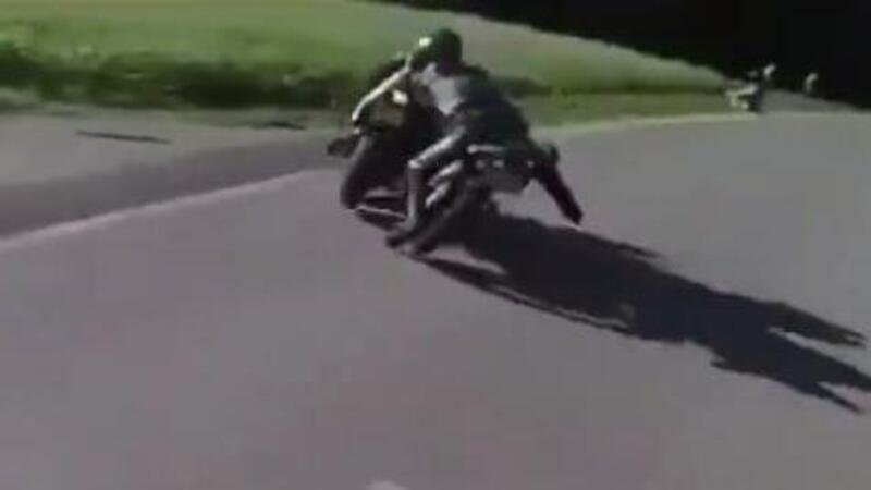 Moto crash: la svolta a sinistra &egrave; da dimenticare [VIDEO VIRALE]