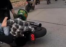 Motociclista vs automobilista: a rimetterci è la fiammante custom [VIDEO VIRALE]