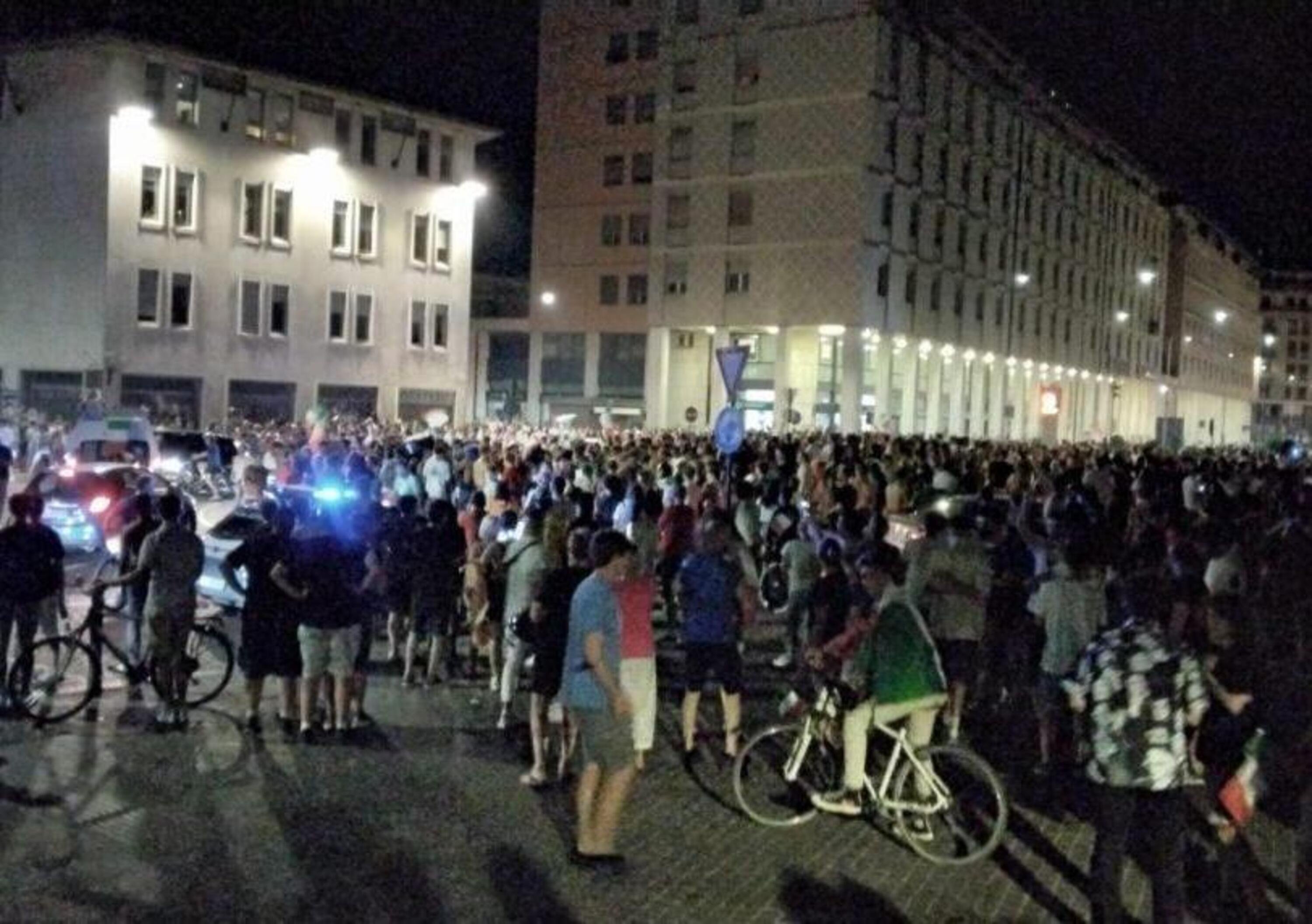 Mantova: sgomma in piazza con la moto, denunciato 19enne