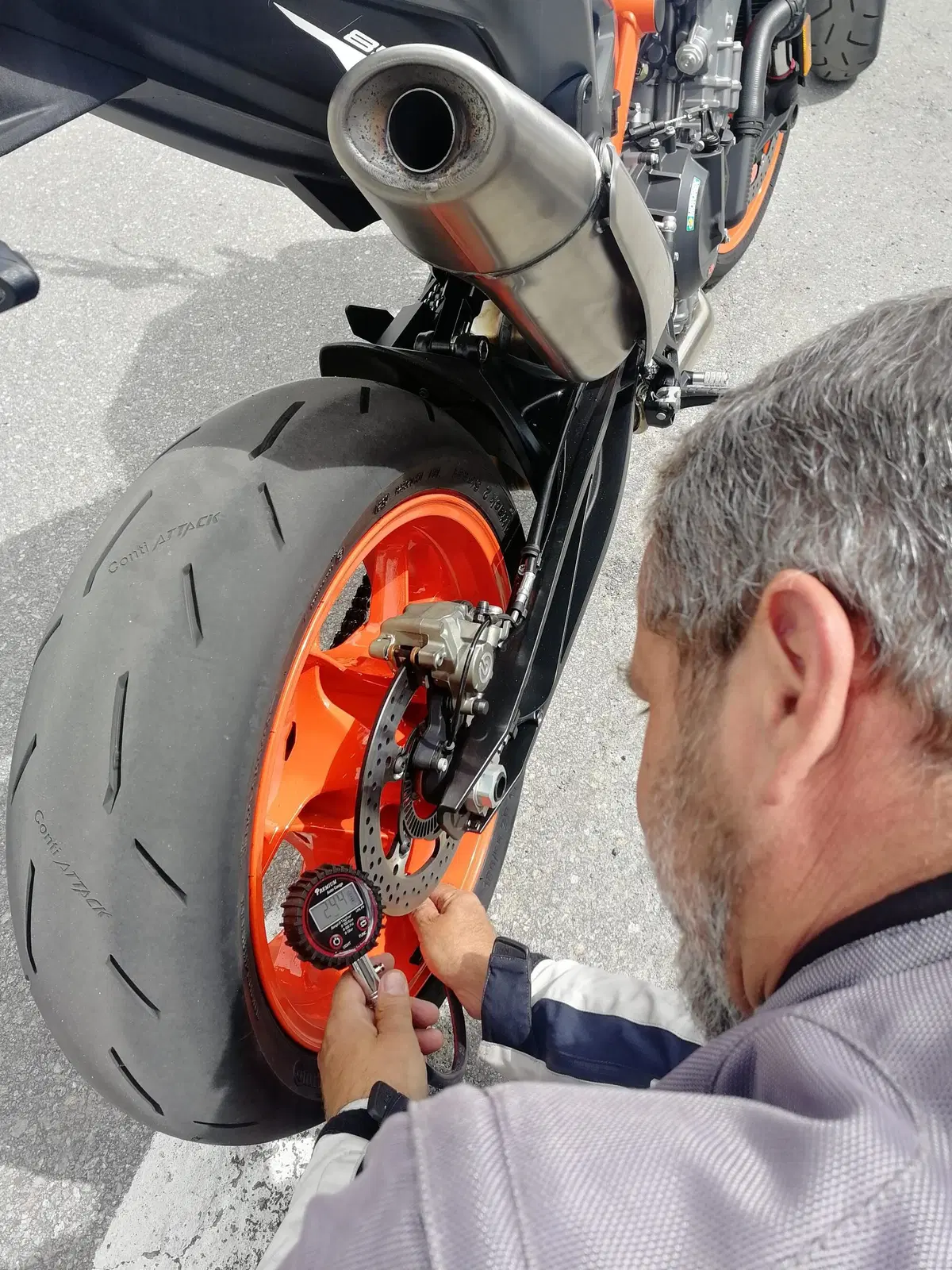 Sullo Stelvio con la KTM 890 Duke R: meglio le gomme da strada o da pista (omologate)? (7)