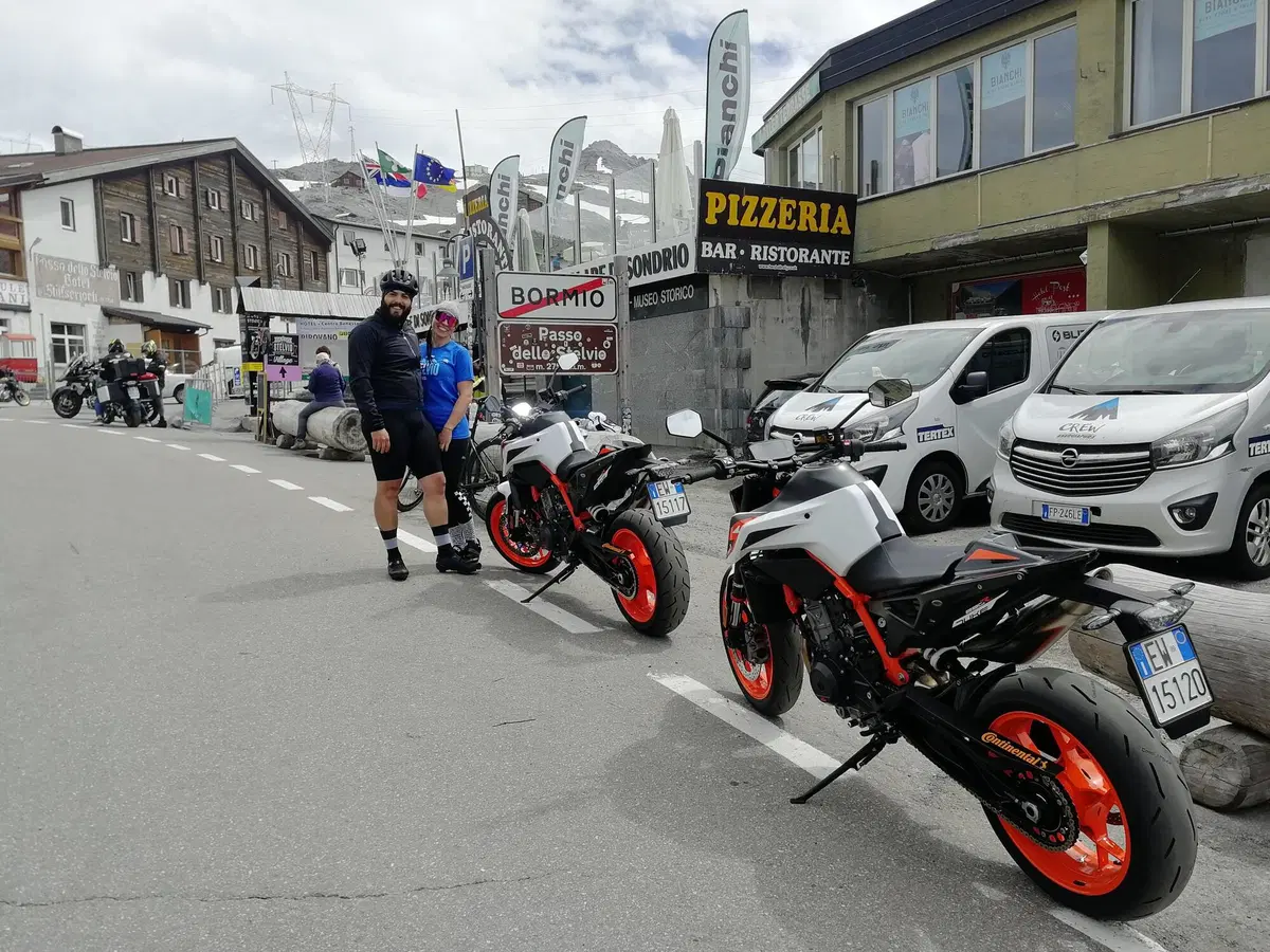 Sullo Stelvio con la KTM 890 Duke R: meglio le gomme da strada o da pista (omologate)? (2)