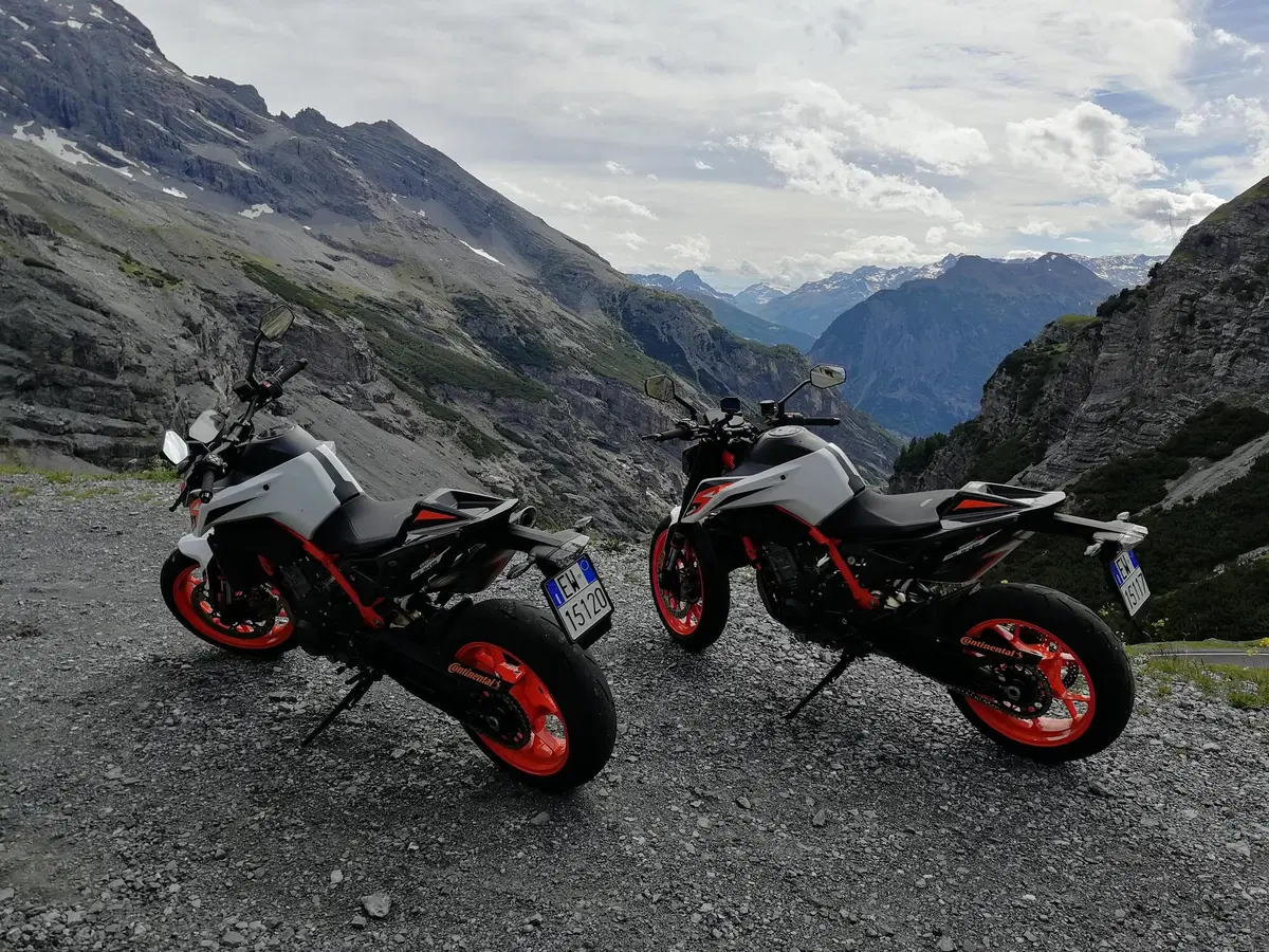 Sullo Stelvio con la KTM 890 Duke R: meglio le gomme da strada o da pista (omologate)?