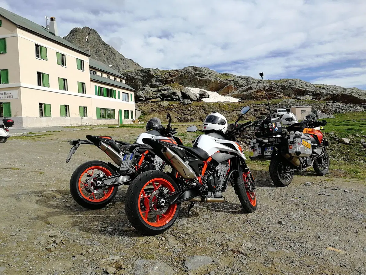 Sullo Stelvio con la KTM 890 Duke R: meglio le gomme da strada o da pista (omologate)? (13)
