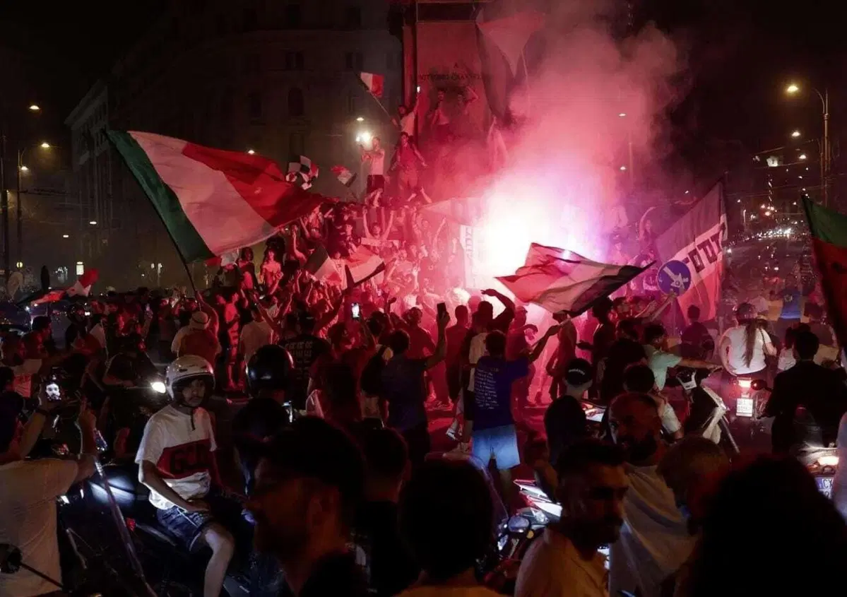 Napoli: rapin&ograve; i motociclisti la notte dell'Europeo e spar&ograve; a un agente, 22enne arrestato