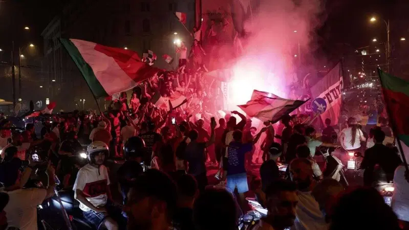 Napoli: rapin&ograve; i motociclisti la notte dell'Europeo e spar&ograve; a un agente, 22enne arrestato