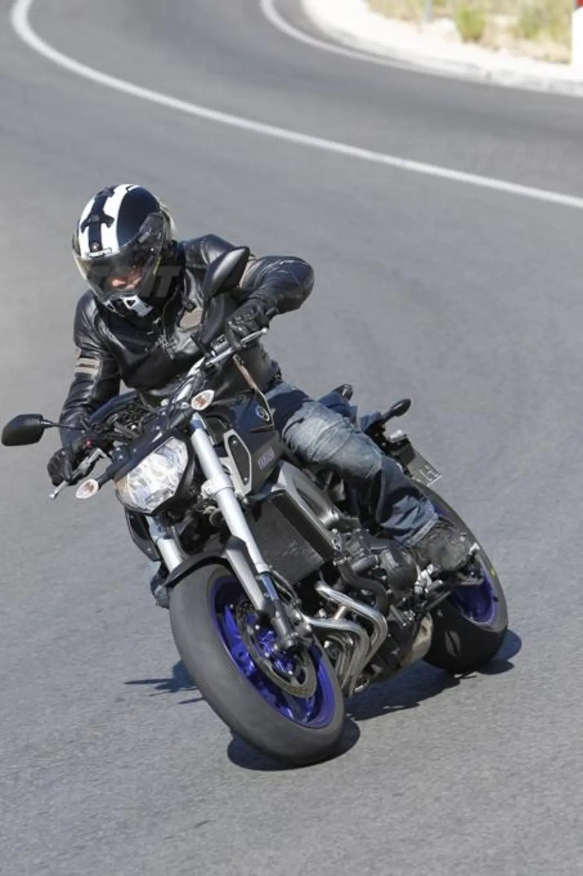 Yamaha MT-09  (2)