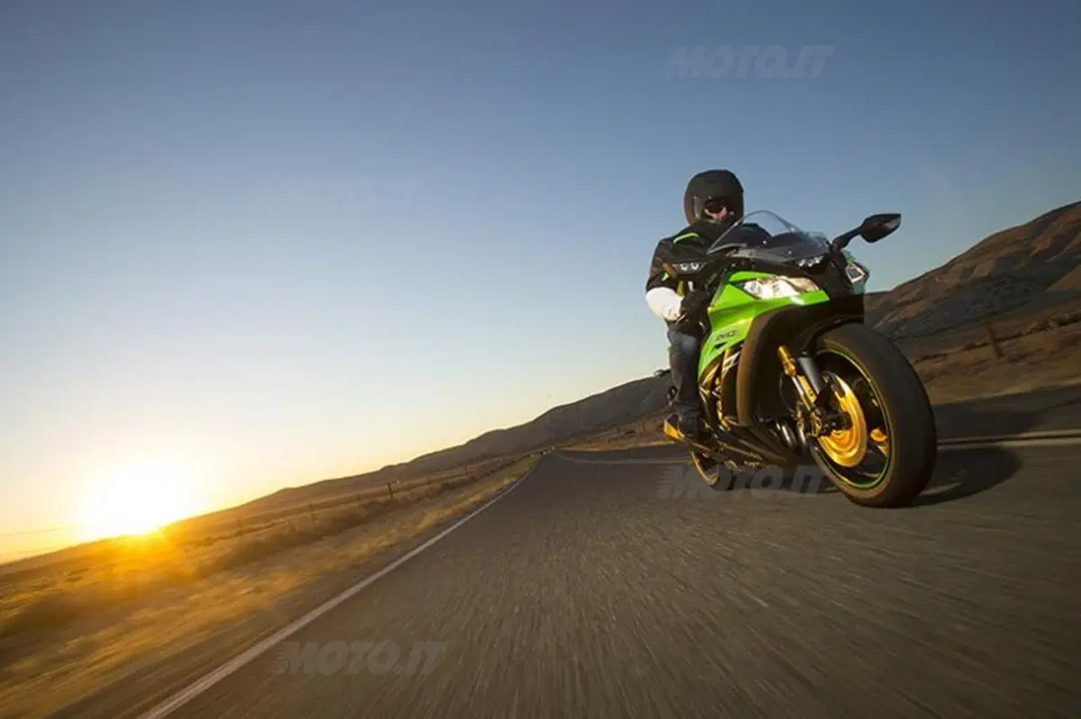 Kawasaki, nuove livree per la ZX-10R 2014 (3)