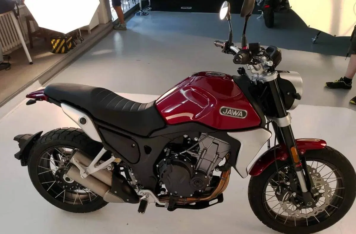 Una Jawa 500 bicilindrica? Spuntano foto sul web (3)