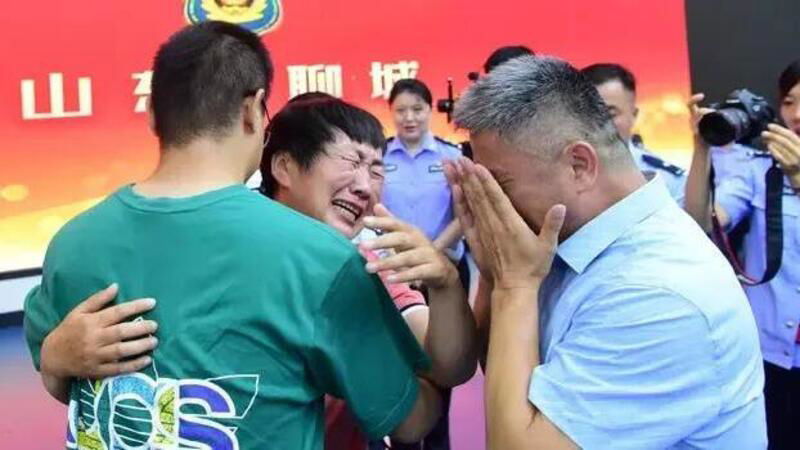 Motociclista cinese ritrova suo figlio, rapito da piccolo, dopo 24 anni