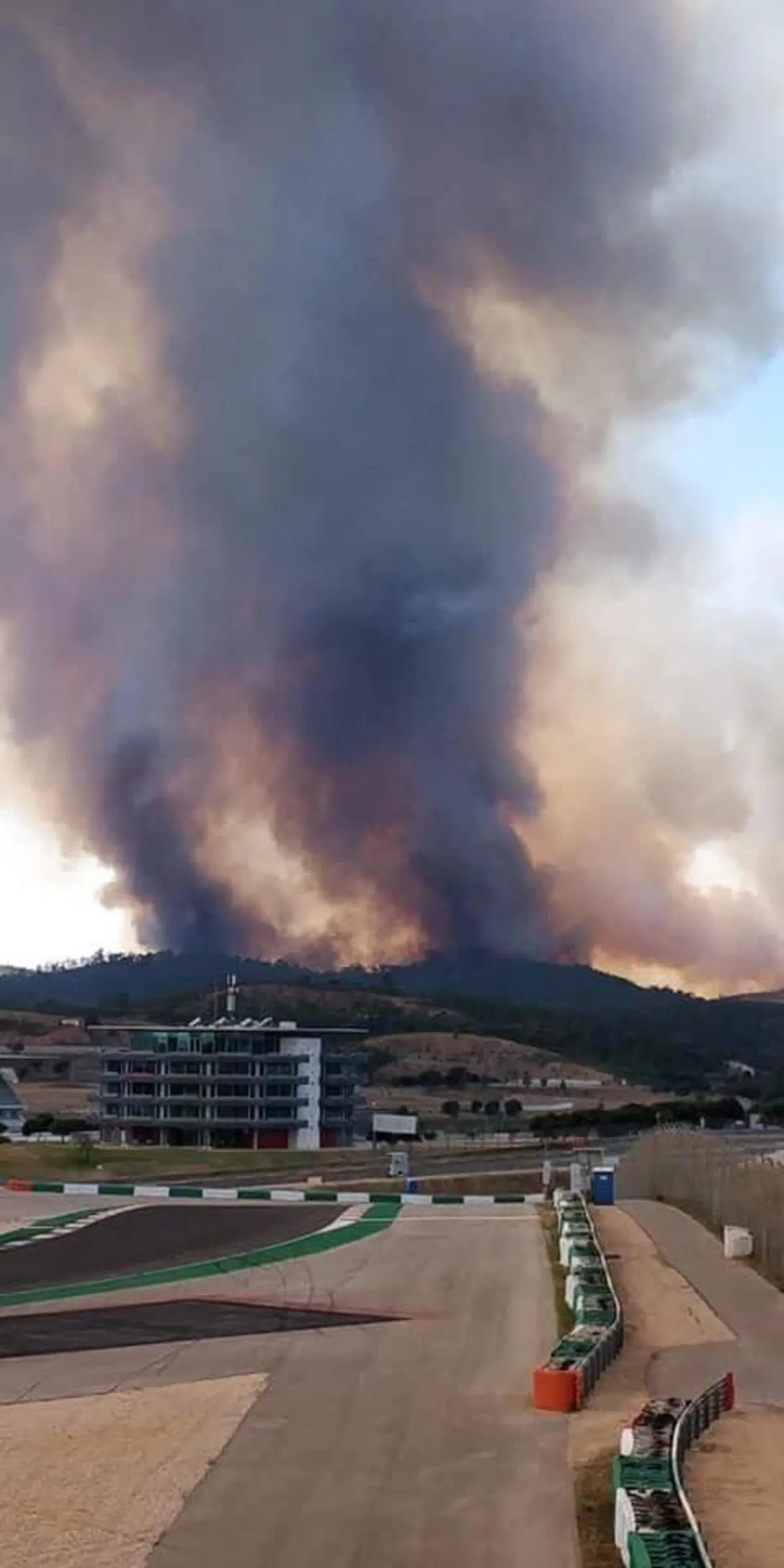 Grave incendio nei pressi dell’Autodromo di Portimao (3)