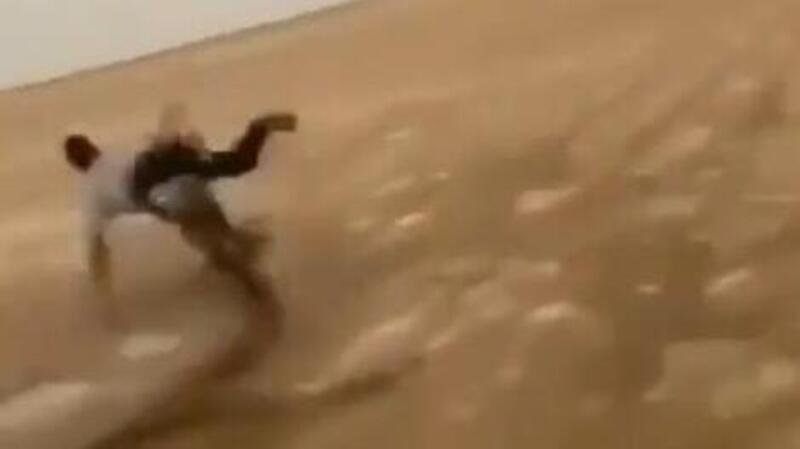 Moto fail: impennata e salvataggio epico nel deserto [VIDEO VIRALE]