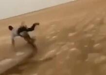 Moto fail: impennata e salvataggio epico nel deserto [VIDEO VIRALE]