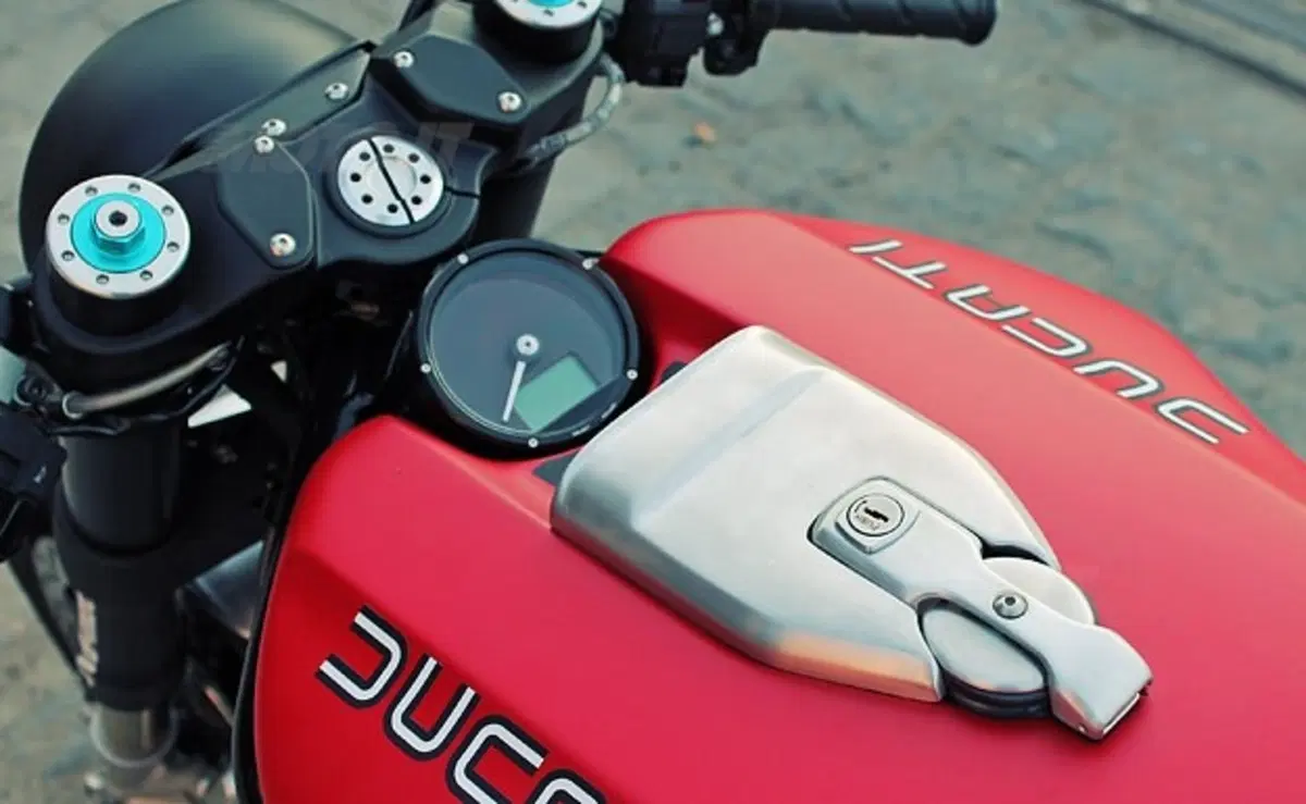 JvB Moto Ducati Monster 1100 Flat Red II (2)