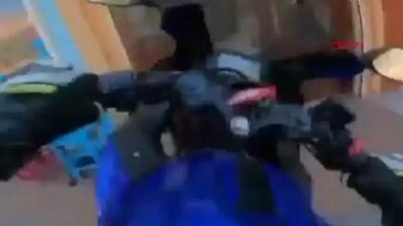 Moto crash: il motociclista finito in vetrina [VIDEO VIRALE]