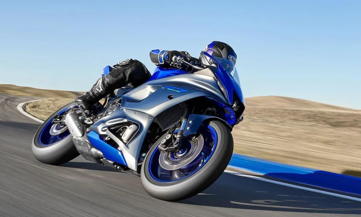 Nuova Yamaha R7 2021. Svelata con foto e dati  (2)