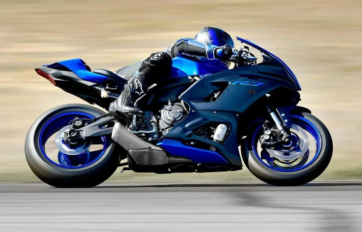 Nuova Yamaha R7 2021. Svelata con foto e dati  (4)