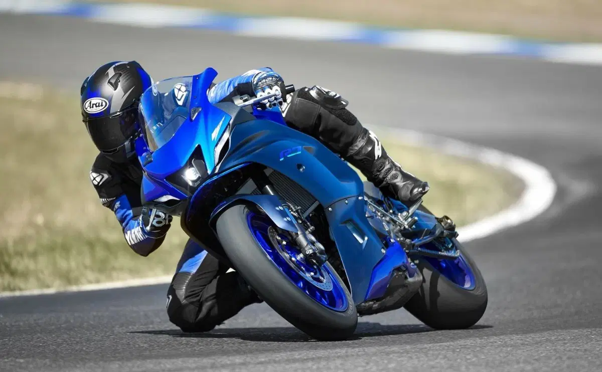Nuova Yamaha R7 2021. Svelata con foto e dati  (5)