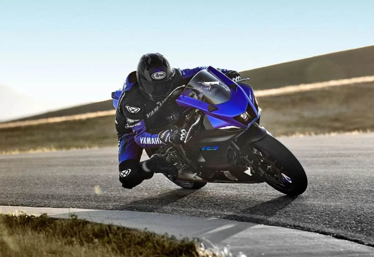 Nuova Yamaha R7 2021. Svelata con foto e dati  (8)