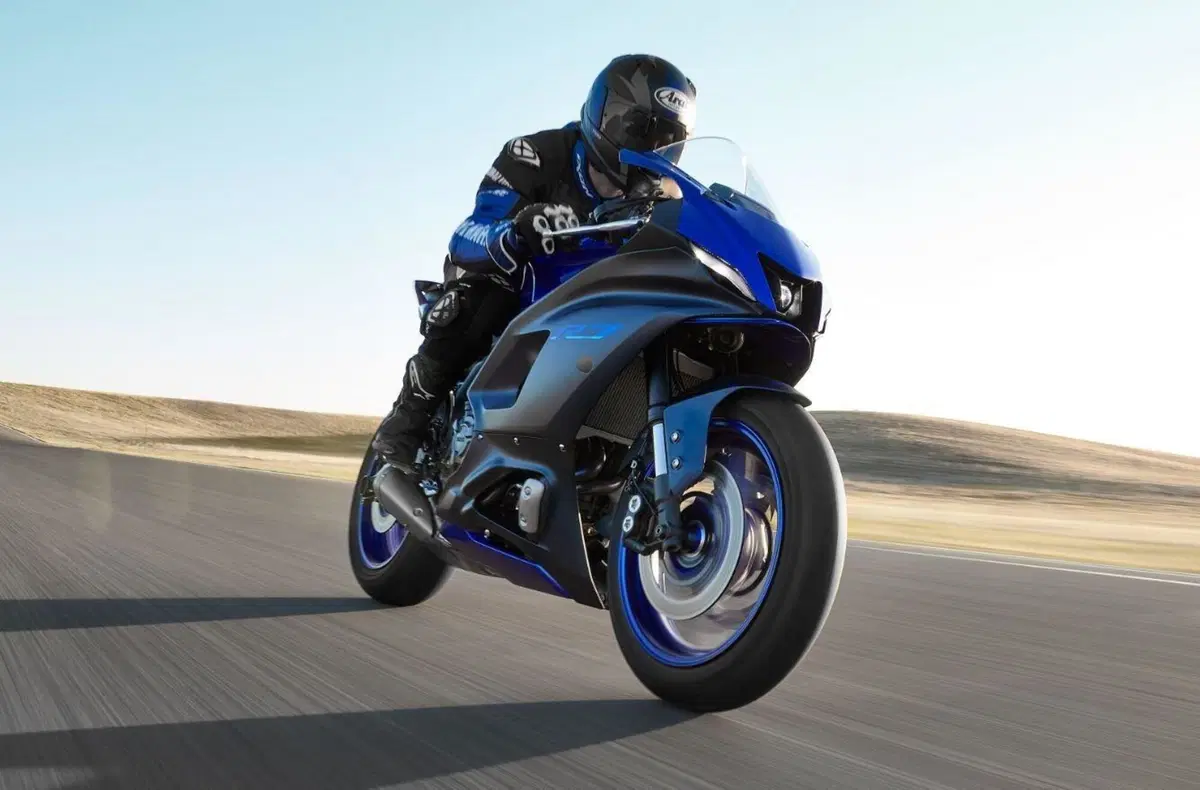 Nuova Yamaha R7 2021. Svelata con foto e dati  (9)