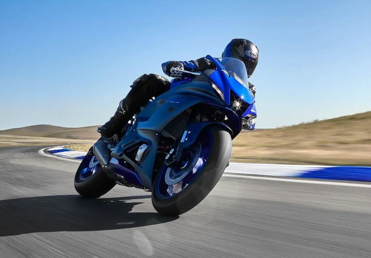 Nuova Yamaha R7 2021. Svelata con foto e dati  (10)